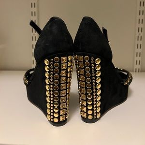 Vince Camuto  Black and Gold Platform